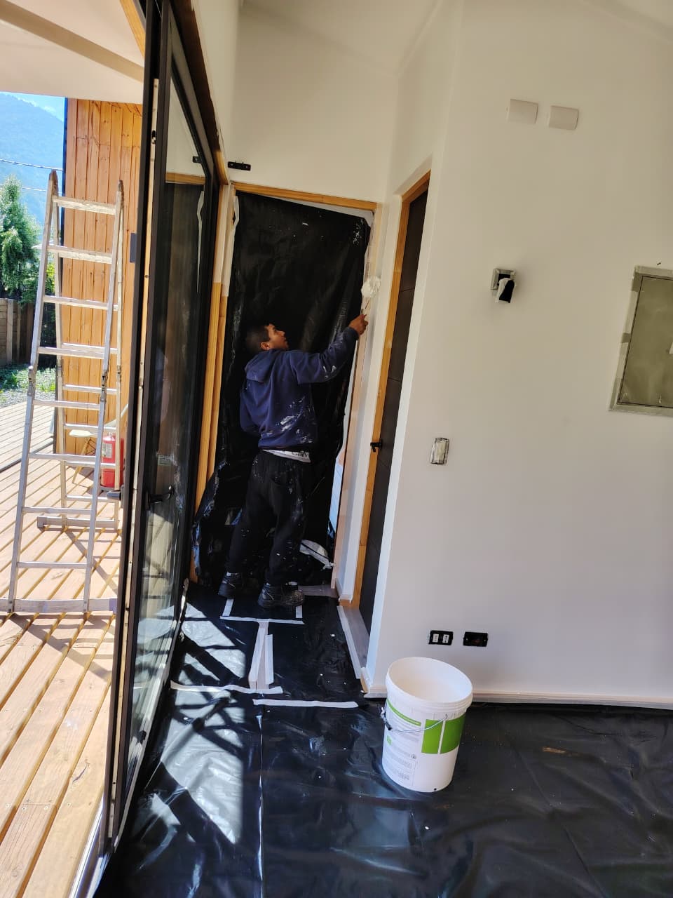 Servicio de pintura en cabañas — interiores y terminaciones